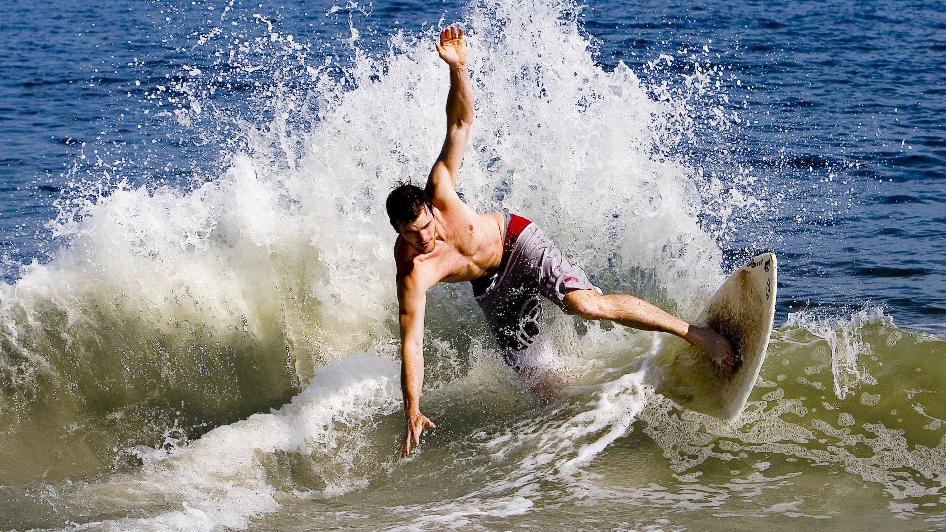 球场上“天才”陌生事：令人忍俊不禁的小插曲，球场上的人都走光了,只剩下我一个修改病句